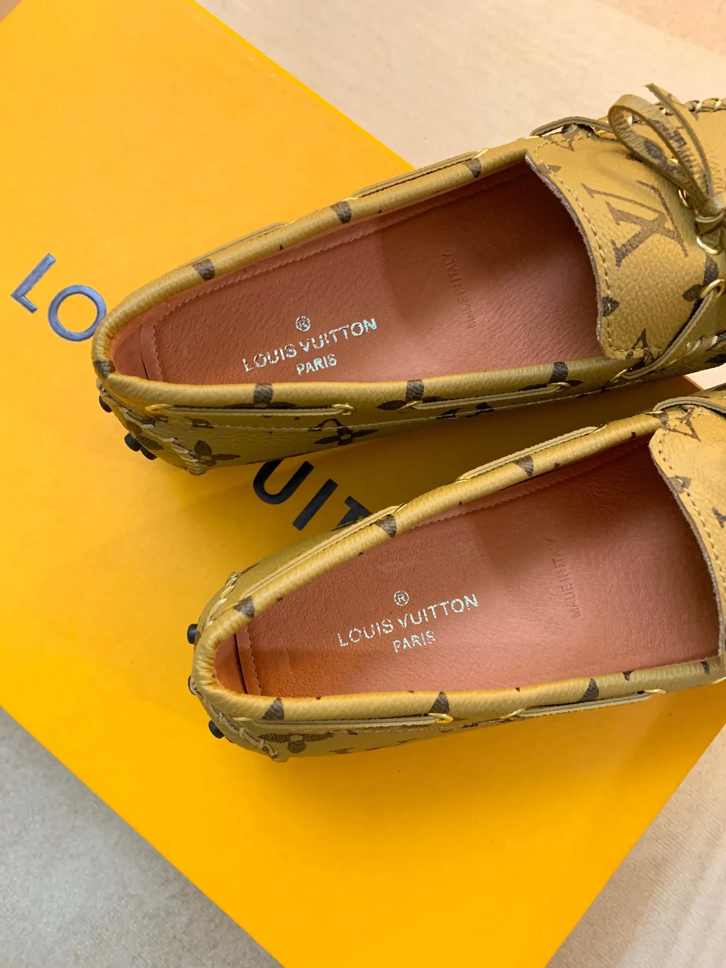 p460💰Couple model❤️🇫🇷 𝙇𝙤𝙪𝙞𝙨 𝙑𝙪𝙞𝙩𝙩𝙤𝙣 🇫🇷Louis Vuitton 2023 Classic𝓛𝓿 𝓣𝓻𝓪𝓲𝓷𝓮𝓻 Sports Series ➪➪➪¯ [Arizona Doudou Shoes Series] ▪️▪️▪️Arizona slip-on shoes are made of Monogram Eclipse canvas. Its hand-painted and dyed edges and hand-sewn uppers fully demonstrate Louis Vuitton's traditional shoemaking craftsmanship. This slip-on shoe is very lightweight. The integrated tongue and upper make it particularly comfortable and flexible. The soft outsole is equipped with rubber padding. Decorated with matching sash. Detailed features: ☑️Monogram Eclipse canvas ☑️Black Eclipse pattern ☑️Hand-painted shoe edges ☑️Hand-sewn uppers (each pair takes time to process) ☑️Integrated tongue and upper construction ☑️Outsole equipped with rubber lining ☑️size: 35_46